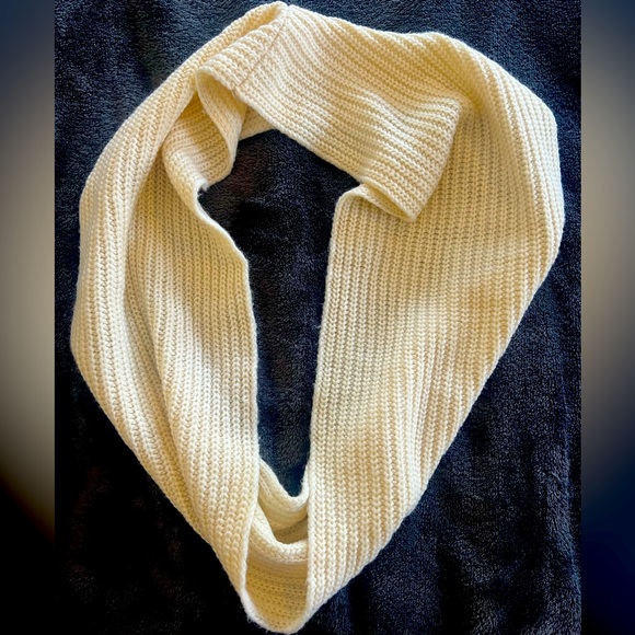 Uniqlo cream knit circle scarf with heat tech - Picture 1 of 4